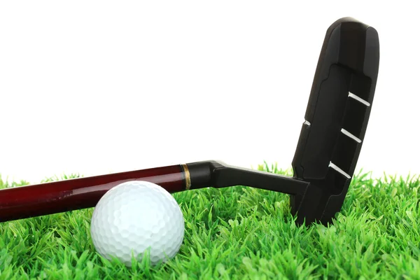 Golfball und Fahrer auf Gras isoliert auf weiß — Stockfoto