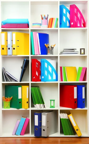 Estantes de oficina blancos con diferentes artículos de papelería, de cerca — Foto de Stock