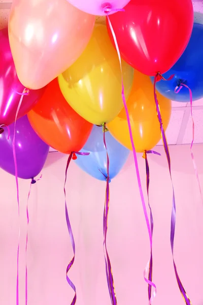 Beaucoup de ballons lumineux sous le plafond close-up — Photo