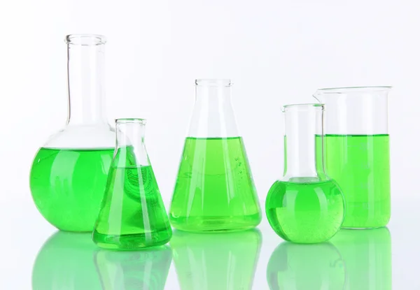 Provrör med grön vätska isolerad på vit — Stockfoto