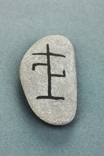 Věštectví symboly na kameni na šedém pozadí — Stock fotografie