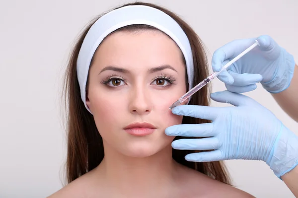 Jeune femme recevant une injection de chirurgie plastique sur son visage gros plan — Photo