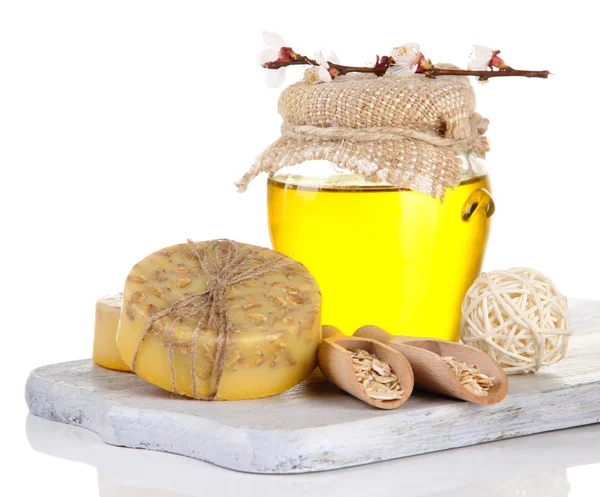 Sabão feito à mão e ingredientes para fabricação de sabão, isolado em branco — Fotografia de Stock