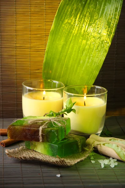 手作り石鹸および蝋燭の竹マットの背景に — ストック写真