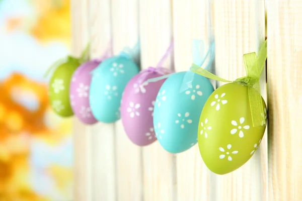 Kunst Ostern Hintergrund mit Eiern hängen am Zaun — Stockfoto