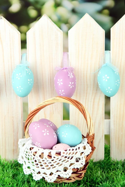 Art húsvéti háttér lóg a kerítésen tojással — Stock Fotó