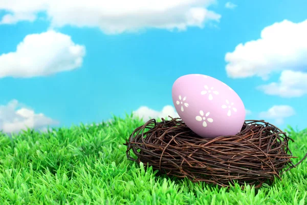 Çimenlerin üzerinde renkli Paskalya yortusu yumurta — Stok fotoğraf