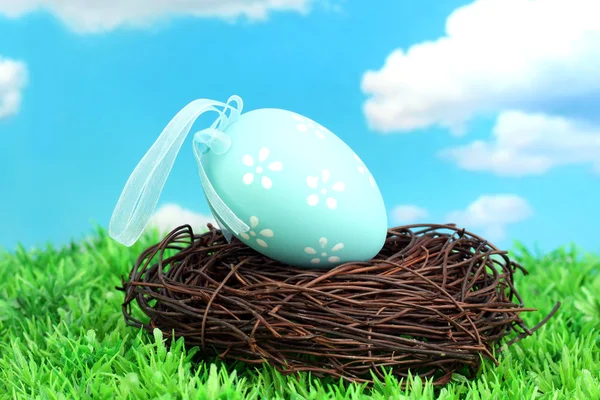 Kleurrijke easter egg op gras — Stockfoto