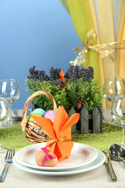 Configuración de mesa de Pascua sobre fondo de color — Foto de Stock