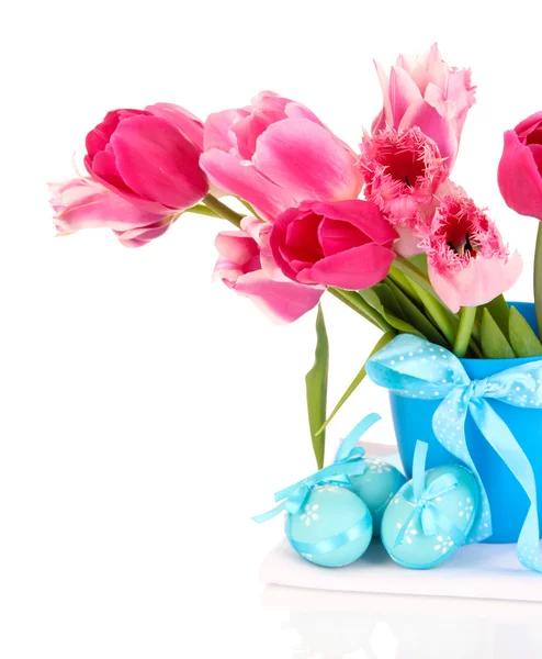 Composition de Pâques avec des tulipes fraîches et des œufs de Pâques isolés sur blanc — Photo