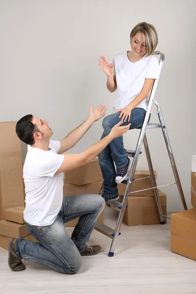 Jeune couple déménageant dans une nouvelle maison — Photo