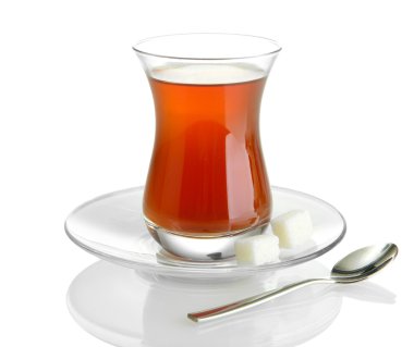 Türk çayı üzerinde beyaz izole, bardak