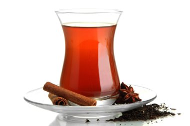 Türk çayı üzerinde beyaz izole, bardak
