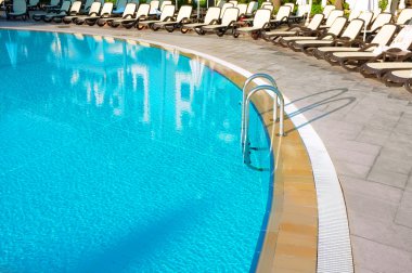 güneşli yansıması olan Hotel Yüzme Havuzu