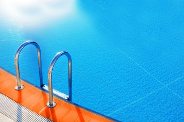 güneşli yansıması olan Hotel Yüzme Havuzu