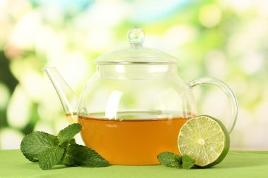 Nane ve kireç tablo parlak zemin üzerine çaydanlık