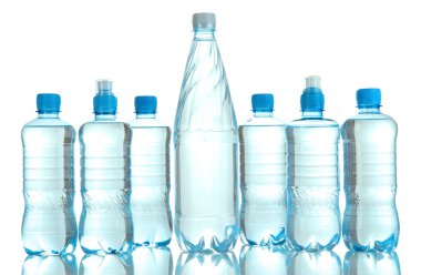 farklı su şişeleri üzerinde beyaz izole