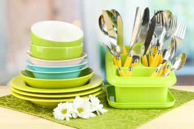tabak, çatal, bıçak, kaşık ve diğer mutfak malzemesi parlak arka plan üzerinde renkli peçete üzerinde