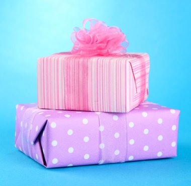 yay üzerinde mavi arka plan ile parlak hediyeler