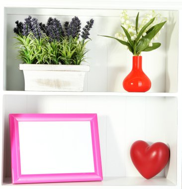 güzel beyaz raflara farklı ev ilgili nesneleri