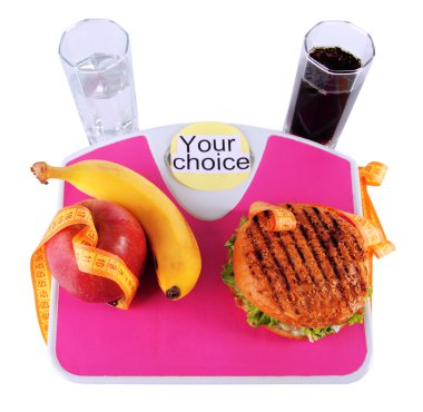 Burger ve meyve üzerinde beyaz izole ölçeği