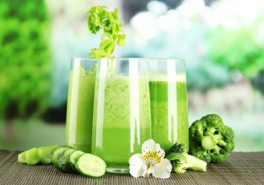 sebze suyu, yeşil zemin üzerine bambu hasır üzerinde gözlük