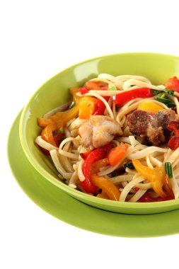 plaka üzerinde beyaz izole sebzeli erişte