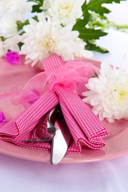 servis tabağı ile peçete ve çiçekler yakın çekim