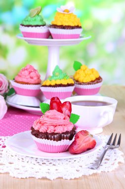 doğal zemin üzerine yemek masası üzerinde güzel kekler