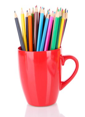 renkli kalemler üzerinde beyaz izole Kupası