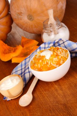 ahşap masa yakın çekim üzerinde beyaz tabak içinde yararlı kabak püresi