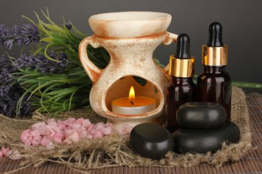 Aromaterapi lamba gri arka plan üzerinde