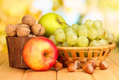 üzüm sepeti ahşap masa üzerinde fındık