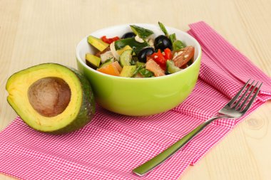 ahşap masa yakın çekim üzerinde kase lezzetli Avokado salatası