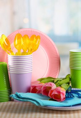 Lale ile tabloda çok renkli plastik sofra yakın çekim