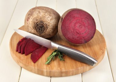 ahşap masa yakın çekim pancar gemide dilimlenmiş