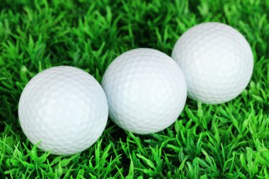golf topları çimenlerin üzerinde kapat