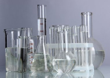 gri arka plan üzerinde test tüpleri