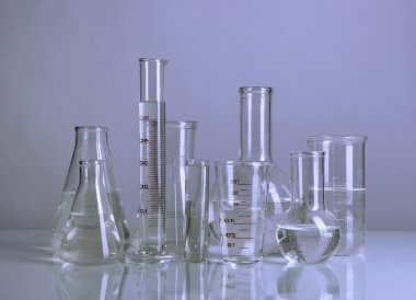 gri arka plan üzerinde test tüpleri