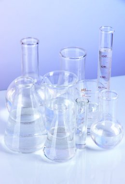 mavi arka plan üzerinde test tüpleri