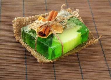 el yapımı Sabun gri bambu hasır üzerinde