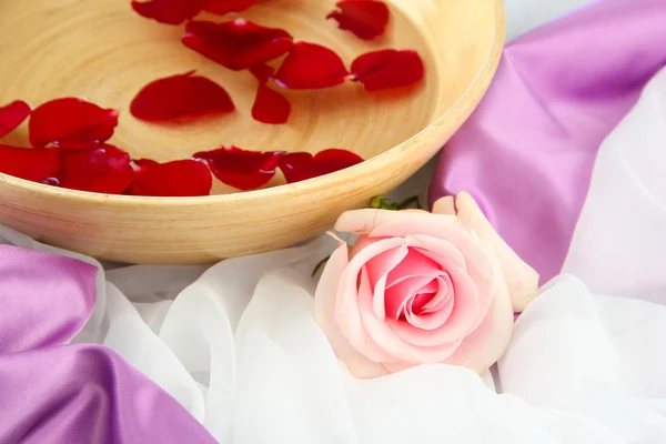 Rose petals in wooden bowl with water, close-u — Stock Photo, Image