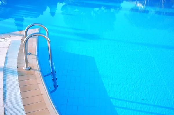 Hotel swimming pool with sunny reflection — Stock Photo, Image