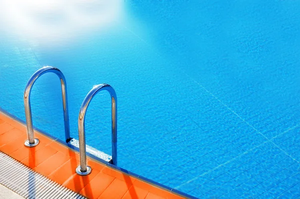 Hotel swimming pool with sunny reflection — Stock Photo, Image