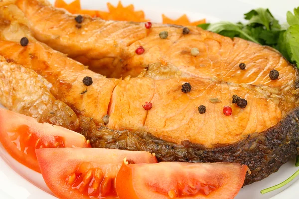 Apetitivo salmón a la parrilla con limón y verduras de cerca —  Fotos de Stock