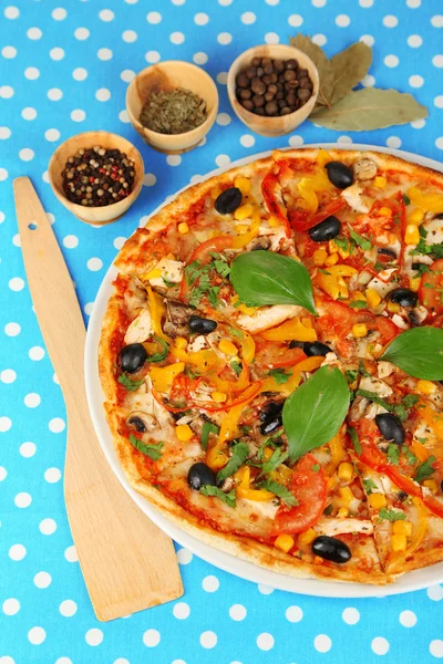 Smakelijke pizza op blauwe tafellaken close-up — Stockfoto