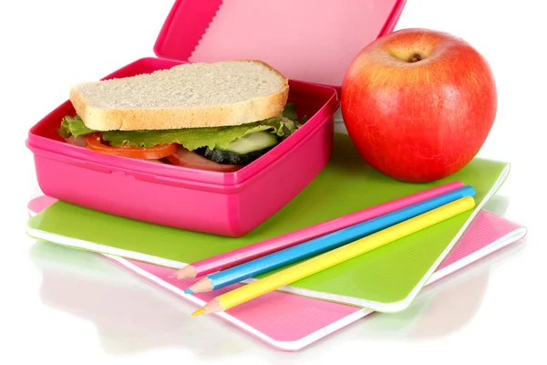 Boîte à lunch avec sandwich, pomme et papeterie isolée sur blanc — Photo