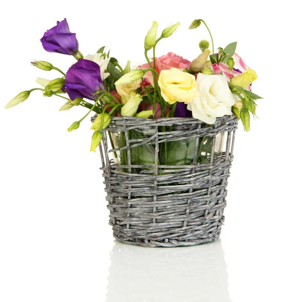 Buquê de flores de eustoma em cesta de vime isolado em branco — Fotografia de Stock