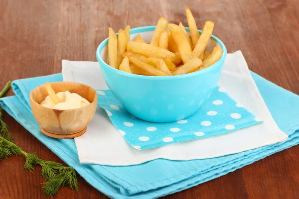 French fries in bowl on wooden table close-up — Stock Photo, Image