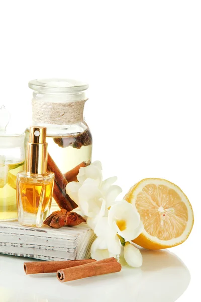 Frascos con ingredientes para el perfume, aislados en blanco — Foto de Stock